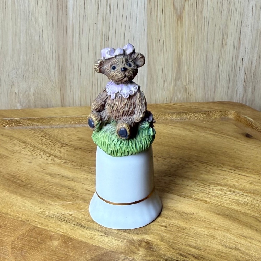 Vintage Avon Gift Collection Porcelain Thimble 22K Gold Accent‎